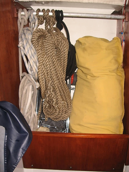 IMG_0817.jpg - penderie à bouts en face des wc ( six gilets de sauvetage dans le sac jaune ). Trois gilets enfants supplementaires font partie de l'armement complet du bateau