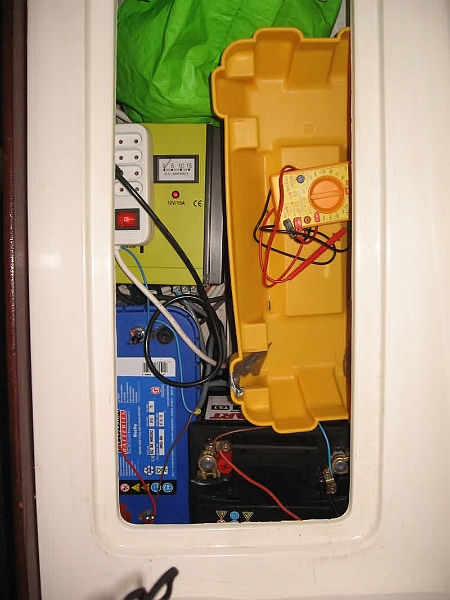 IMG_0833.jpg - bac a batteries avec 1 chargeur marine deux batteries, une batterie au gel pour l'electronique et l'éclairage de navigation, une batterie pour l'éclairage intérieur, un convertisseur 12v/220v, un mulitmêtre pour tester la tension des batteries en navigation  ( tension visible sur le chargeur au quai ) diverses rallonges et raccord spécifiques marine.